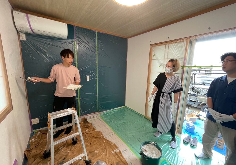 みんなで珪藻土塗りの様子1