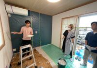 みんなで珪藻土塗りの様子1