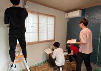 みんなで珪藻土塗りの様子2