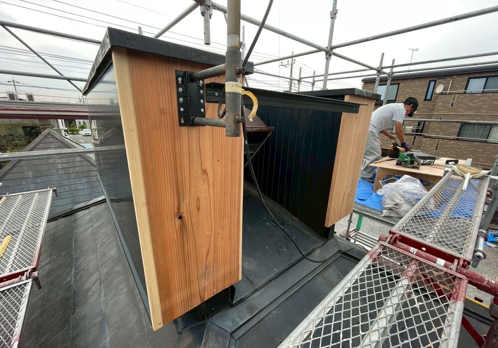 流山市　店舗　屋根看板部修繕工事　腐食木部交換