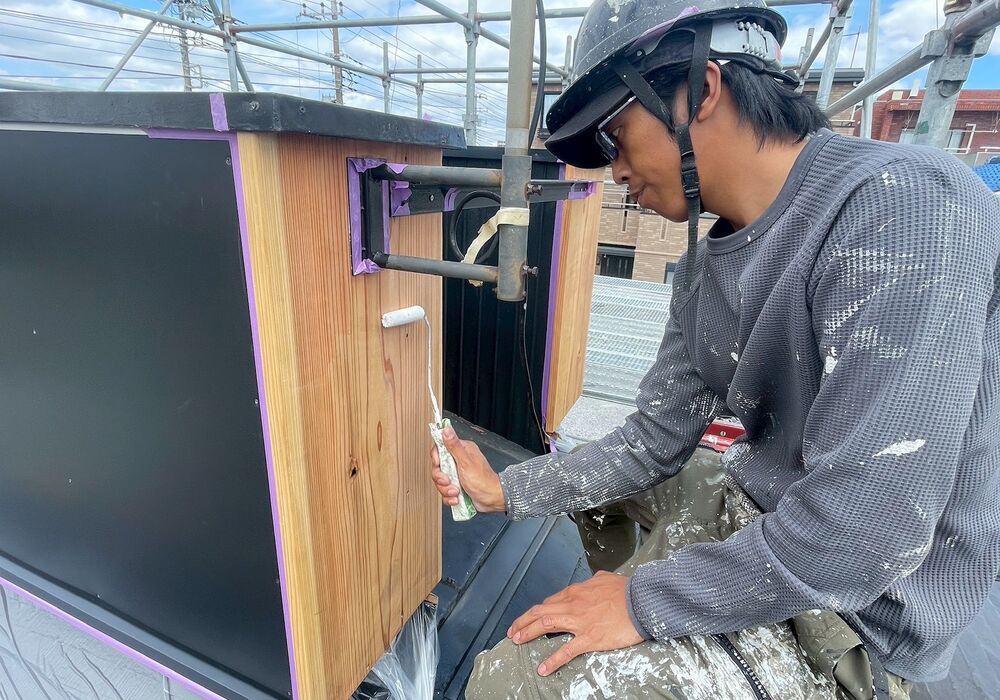 流山市　店舗　屋根看板部修繕工事　木部塗装　下塗り