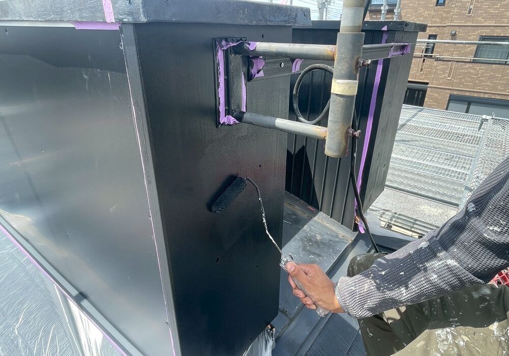 流山市　店舗　屋根看板部修繕工事　木部塗装　上塗り