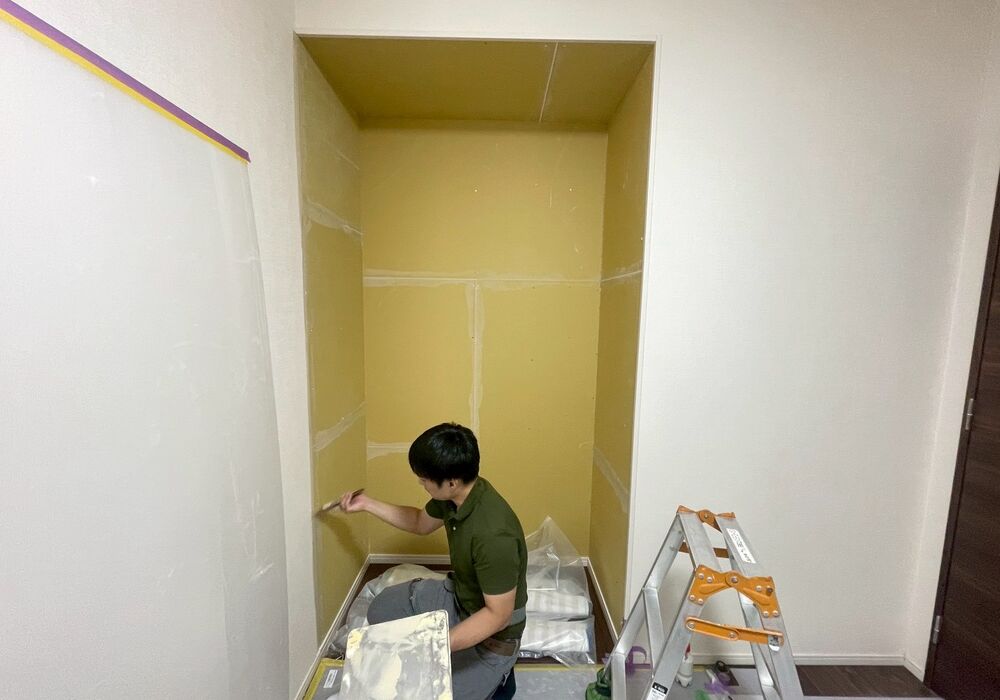 流山市おおたかの森北　マンションクローゼット部をフリースペースに　クロス工事　パテ充填-1