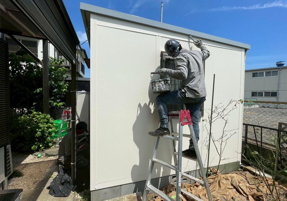 野田市　木間ヶ瀬　物置塗装&テラス屋根造作工事　物置塗装の様子