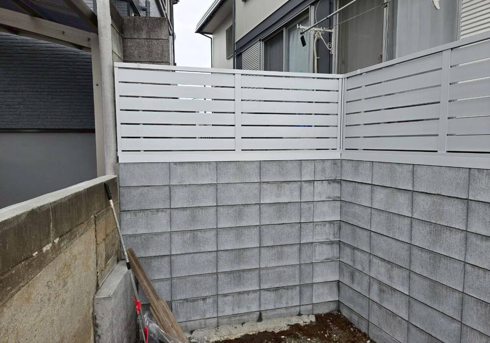 柏市旭町　アパート　駐輪場整備工事　フェンス取付け完了