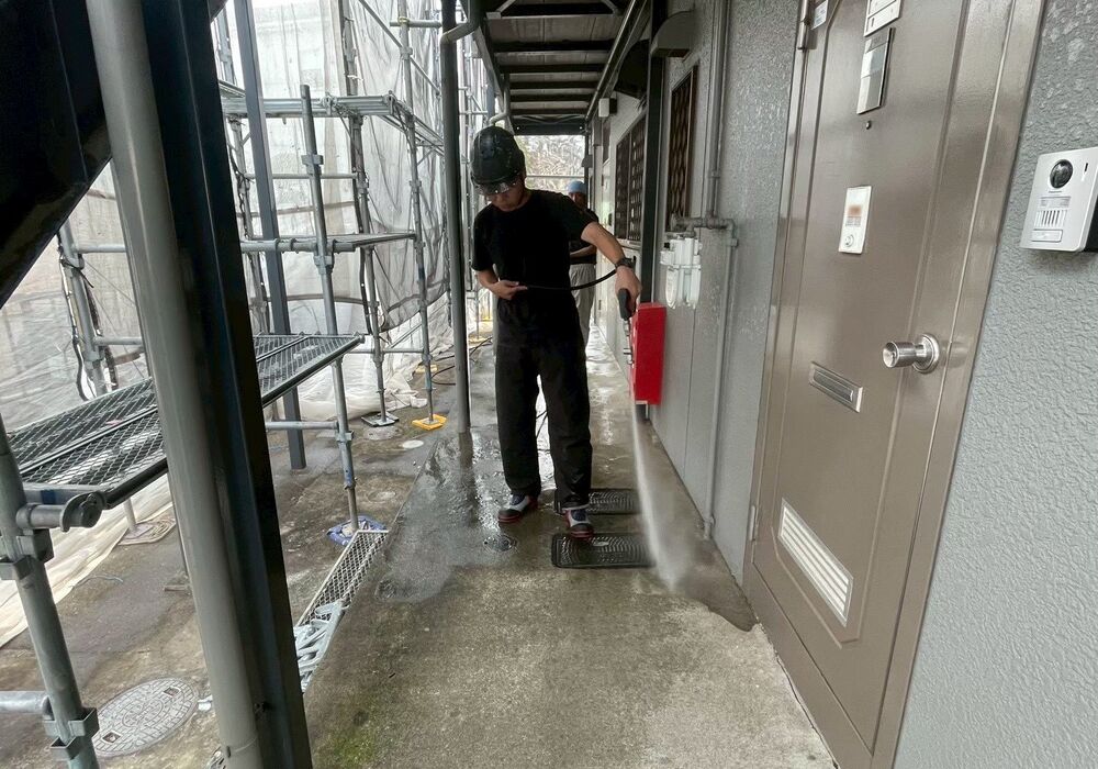 流山市東深井　アパート　外壁屋根塗装工事　共用部　高圧洗浄