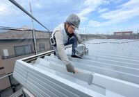 流山市東深井　アパート　外壁屋根塗装工事　屋根塗装の様子