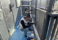 流山市東深井　アパート　外壁屋根塗装工事　廊下パーテーション塗装の様子