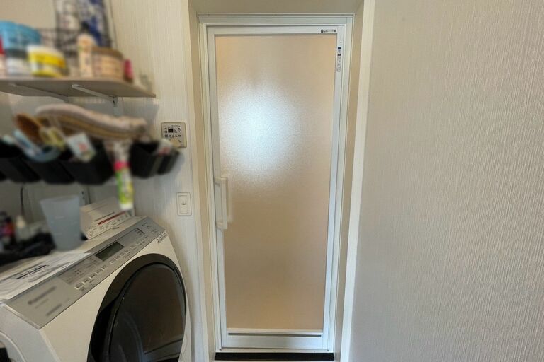 流山市三輪山　戸建て　浴室ドア交換　施工後