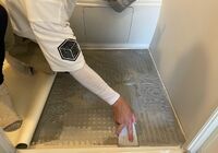 流山市三輪山　戸建て　浴室用床シート貼り　専用接着剤塗布