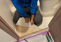 おおたかの森　マンション　トイレ床改修工事　既存CFシート剥がし