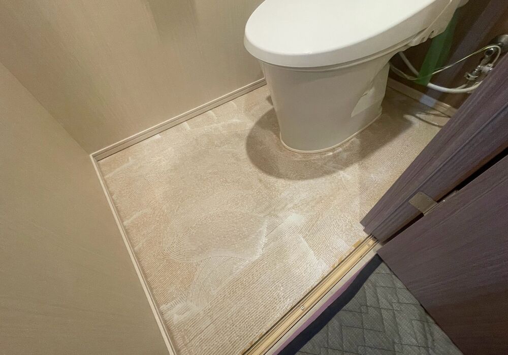おおたかの森　マンション　トイレ床改修工事　専用接着剤塗布　完了