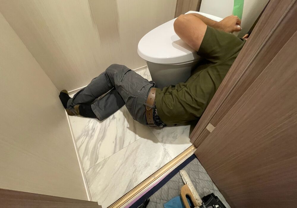 おおたかの森　マンション　トイレ床改修工事　新規CFシート　貼り及び端部カット